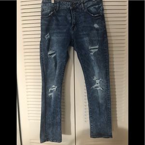 Man blue rip jean